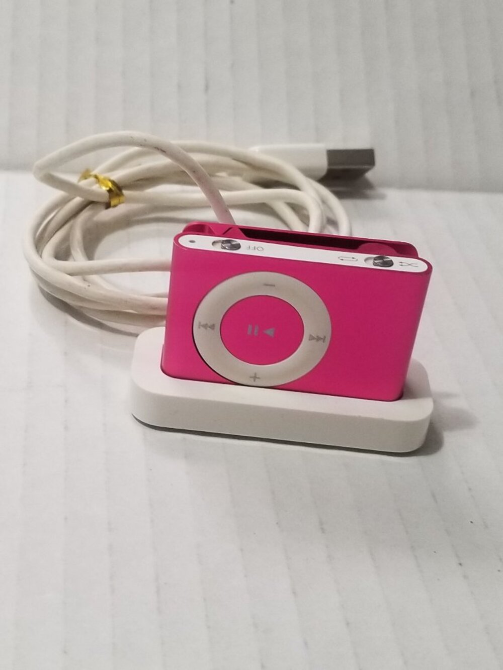 Apple iPod Shuffle (2nd Generation) Pink 1GB with Charging Dock